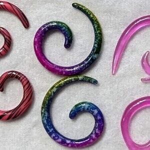 1 pair of speckled rainbow 8g gauged plastic spiral earrings